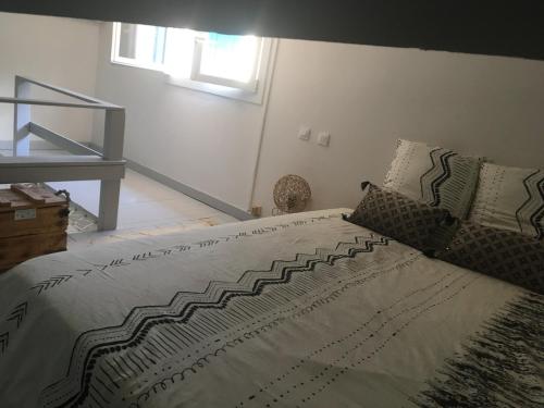 une chambre avec un lit avec une couette dessus dans l'établissement Cabanon dans la calanque de la Vesse, à Le Rove