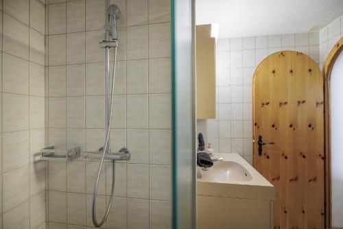 ein Badezimmer mit Dusche und Waschbecken in der Unterkunft Solaparc Nr 3 in Sta Maria Val Müstair