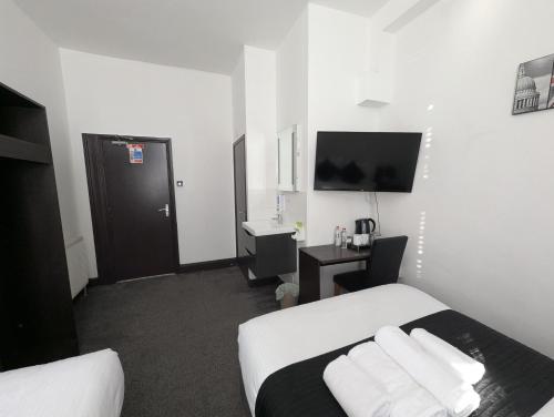 TV a/nebo společenská místnost v ubytování OYO Firs Lodge London Heathrow