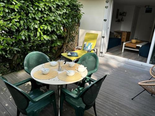 une table et des chaises assises sur une terrasse dans l'établissement Terrasse Vilmer, Studio 3 personnes, Hyper centre, terrasse & parking, à Villers-sur-Mer