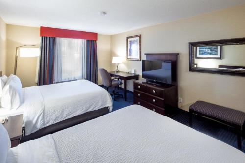 Ένα ή περισσότερα κρεβάτια σε δωμάτιο στο Holiday Inn Express Hotel & Suites Edson by IHG