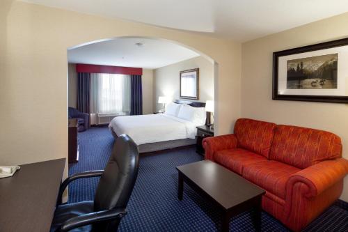Χώρος καθιστικού στο Holiday Inn Express Hotel & Suites Edson by IHG