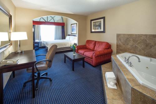Posezení v ubytování Holiday Inn Express Hotel & Suites Edson by IHG