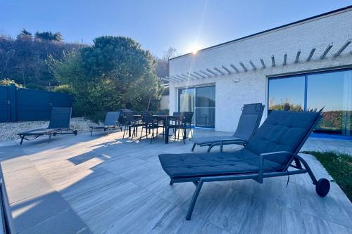 d'une terrasse avec deux chaises et une table. dans l'établissement Villa d'architecte moderne, à Chazeaux