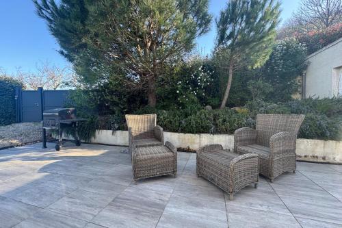 - un groupe de chaises et une table avec un piano dans l'établissement Villa d'architecte moderne, à Chazeaux