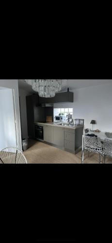 - une cuisine avec un comptoir et une table dans une pièce dans l'établissement Appartement bord de mer, à Jullouville