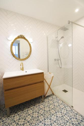 une salle de bain avec un lavabo et une douche dans l'établissement Le sablais, à Les Sables-dʼOlonne