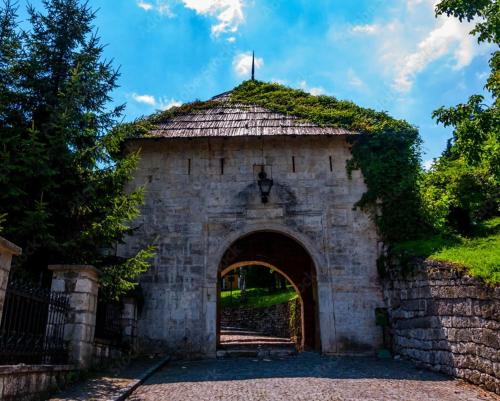 a brick building with an archway with ivy on it at Old Town Heritage in Gradačac
