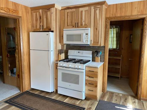 Kuchyň nebo kuchyňský kout v ubytování Nitschke's Resort Cabin #7