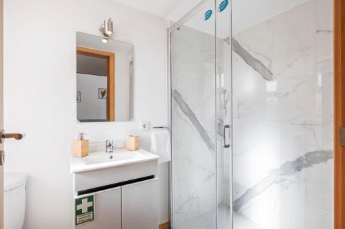 a bathroom with a sink and a shower at Casa os Gauleses in Gaula