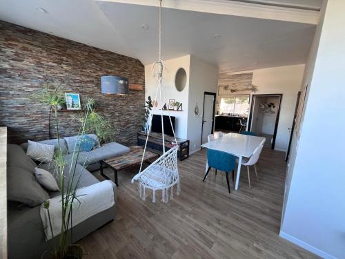 un salon avec un canapé et une table dans l'établissement La Ganterie - Berges du Tarn, à Millau