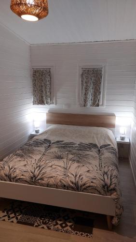 - une chambre dotée d'un lit avec deux lumières dans l'établissement Châlet en bois à 800m de la mer, à Sarzeau