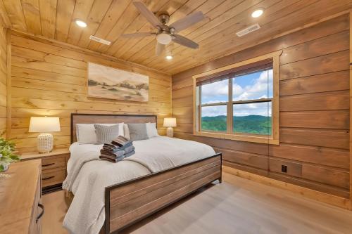 Ένα ή περισσότερα κρεβάτια σε δωμάτιο στο Honeybear Hideaways - Unique & Serene Cabin with Indoor Pool, Hot Tub and Mountain Views