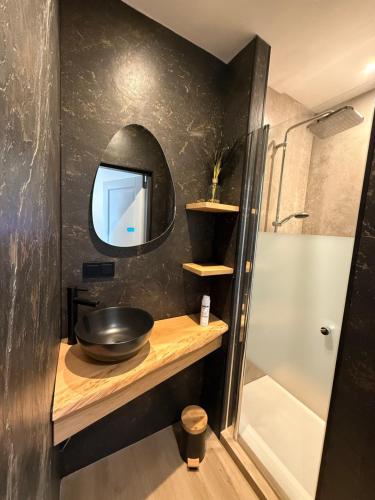 a bathroom with a sink and a mirror at Urk-Stay in Tollebeek