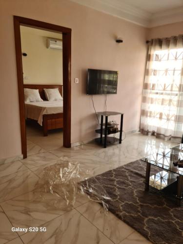 Appartement 2 pièces meublé avec baie vitrée et terrasse, TV, eau chaude, parking privé, gardiennage 24h au calme à Douala Makepe à 150 mètres du boulevard principal