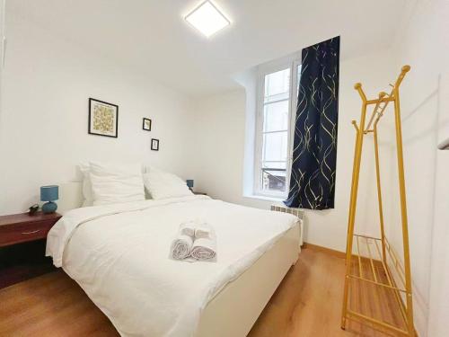 une chambre avec un lit avec deux pantoufles dessus dans l'établissement Apartment Le Marais, à Paris