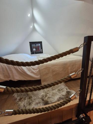 a room with a bed with a rope around it at Kuca za odmor Ana in Brežane Lekeničke