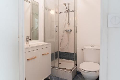 une salle de bain avec une douche, des toilettes et un lavabo dans l'établissement Studio équipé dans une résidence avec piscine à 10mn du centre ville, à Nice