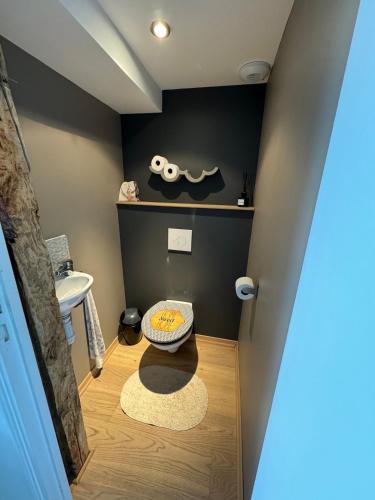 une salle de bain avec toilettes et lavabo dans l'établissement Gite à l'esprit scandinave, face à la Baie, à Saint-Valery-sur-Somme