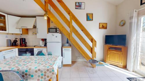 une petite cuisine avec un escalier dans une maison dans l'établissement Le Lagon Bleu, à Bretignolles-sur-Mer