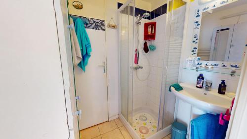 une salle de bain avec douche et lavabo dans l'établissement Le Lagon Bleu, à Bretignolles-sur-Mer