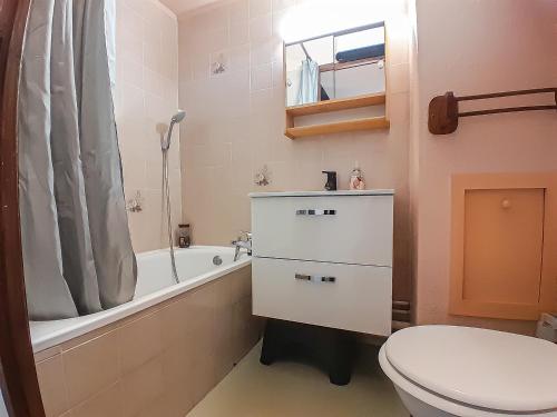 un bagno con un water, una vasca e un lavandino di Y'Hôtes - Studio à 5min à pieds des pistes de ski a Habère-Poche