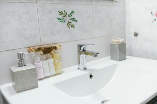a white bathroom sink with a faucet and a mirror at "ENCHANTED HOME" Residenza Indipendente con Solarium a 5 minuti dal PORTO in Civitavecchia