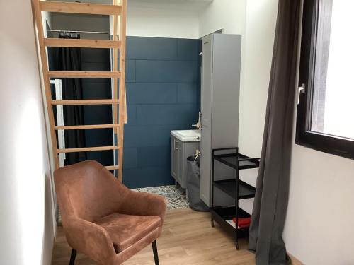 un salon avec une chaise et une salle de bains. dans l'établissement House in a private estate, à Sommières