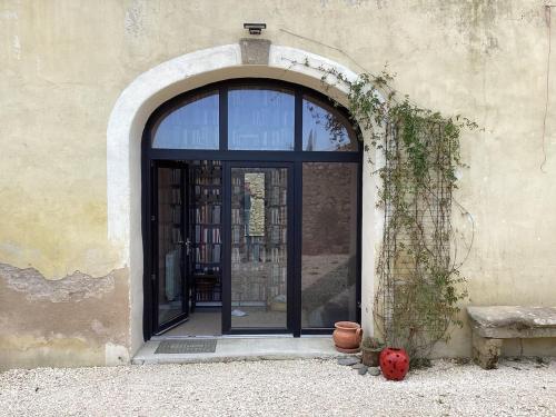 un accès à un bâtiment avec une porte en verre dans l'établissement House in a private estate, à Sommières