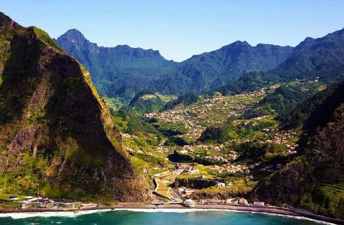 eine Luftaufnahme eines Bergtals mit einer Stadt in der Unterkunft Refugio Catanho in São Vicente