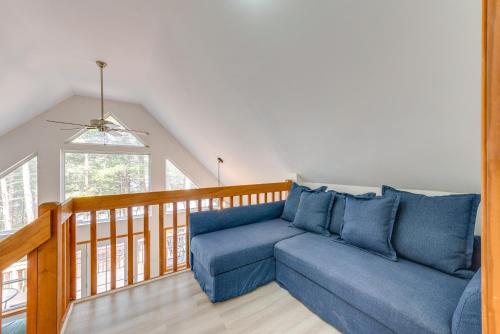 Posezení v ubytování Lakefront Poconos Cabin with Deck and Game Room