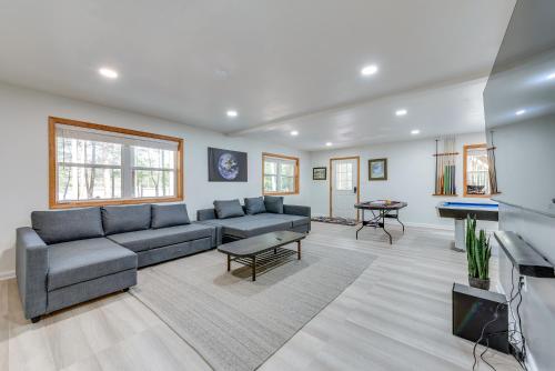 Posezení v ubytování Lakefront Poconos Cabin with Deck and Game Room