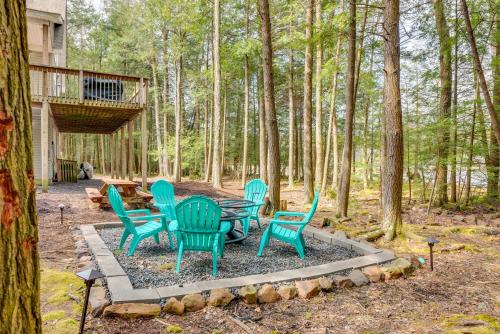 Zahrada ubytování Lakefront Poconos Cabin with Deck and Game Room