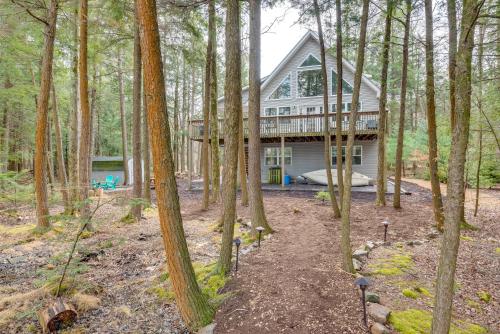 Zahrada ubytování Lakefront Poconos Cabin with Deck and Game Room