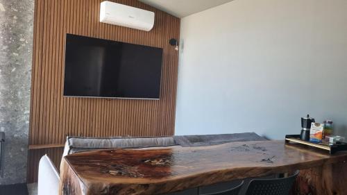 TV a/nebo společenská místnost v ubytování TinyWine House Vale dos Vinhedos - Cabana Malbec