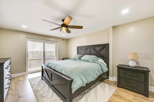 Un dormitorio con una cama y un ventilador de techo. en Water-View Deck Home on Dale Hollow Lake, en Albany