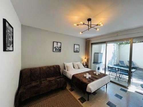 une chambre avec un lit, un canapé et une table dans l'établissement Villa Estérel Large Studio with Terrace, à Cannes
