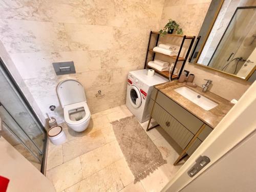 y baño con aseo, lavabo y lavadora. en G Tower Residence at Divan Near To Mimar Sinan Metro Station, en Estambul