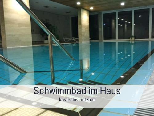 Bazén v ubytování Strandloft Cuxhaven im Haus Frauenpreiß Sahlenburg - strandnah - 2 Hunde willkommen -Schwimmbad - Sauna - direkt am Wald - Dachterrasse mit Blick nach Neuwerk nebo v jeho okolí