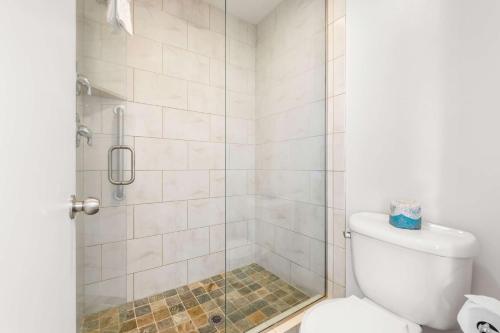 a bathroom with a shower and a toilet at Best Western Driftwood Inn in Idaho Falls