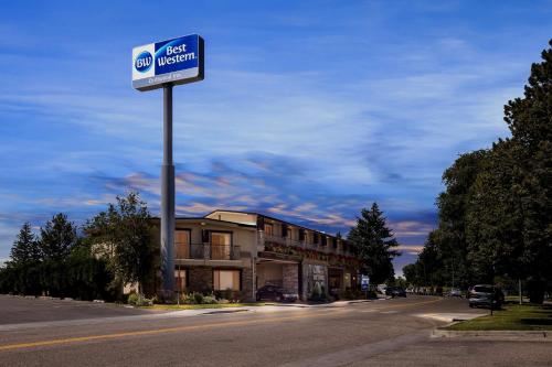a sign for a lost hotel on the side of a road at Best Western Driftwood Inn in Idaho Falls