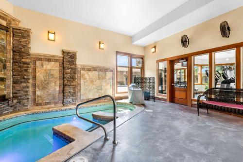 an indoor pool with a hot tub in a house at Best Western Driftwood Inn in Idaho Falls