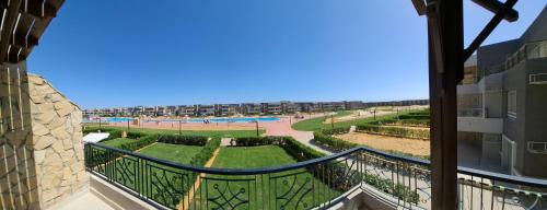 un balcone con vista sul parco di شاليه بلومار السخنة blumar wadi degla a Ain Sokhna
