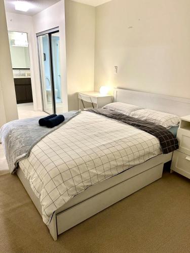 a bedroom with a large bed in a room at Amazing brand new 2bedr&2bathr in Richmond center in Richmond
