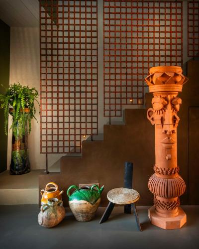 a group of vases sitting next to a staircase at Maisons 322 - Maison L'Insolite in Le Bois-Plage-en-Ré
