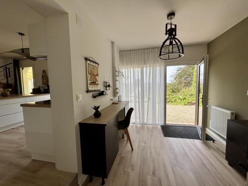 Il comprend une cuisine avec un bureau et une salle à manger. dans l'établissement la maison du bord de mer, à Penvénan