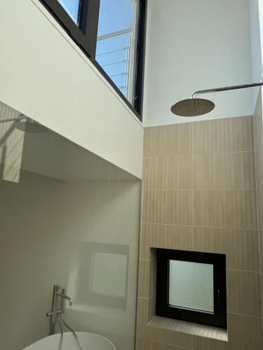 une salle de bain avec un lavabo, un miroir et une fenêtre dans l'établissement Cannes Villa Sea View 5 Bedrooms - Villa Kanupi, à Vallauris