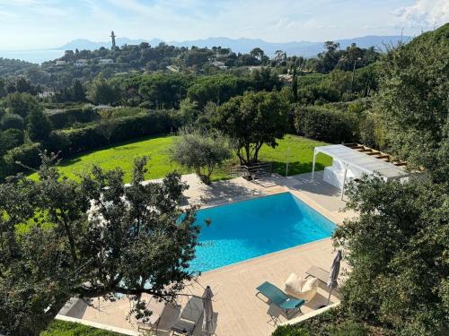 - une vue sur la piscine dans une villa dans l'établissement Cannes Villa Sea View 5 Bedrooms - Villa Kanupi, à Vallauris