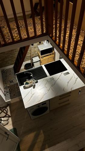 - une vue de tête sur une cuisine avec un évier dans l'établissement Cosy loft au coeur de Nantes centre ville, à Nantes