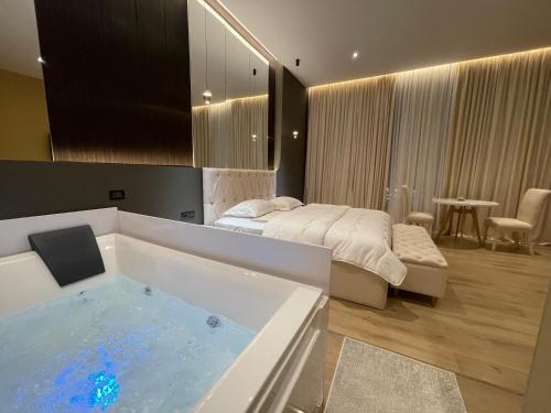 Imagen de la galería de Luxury Jacuzzi Suite- Astir,Tirana, en Tirana